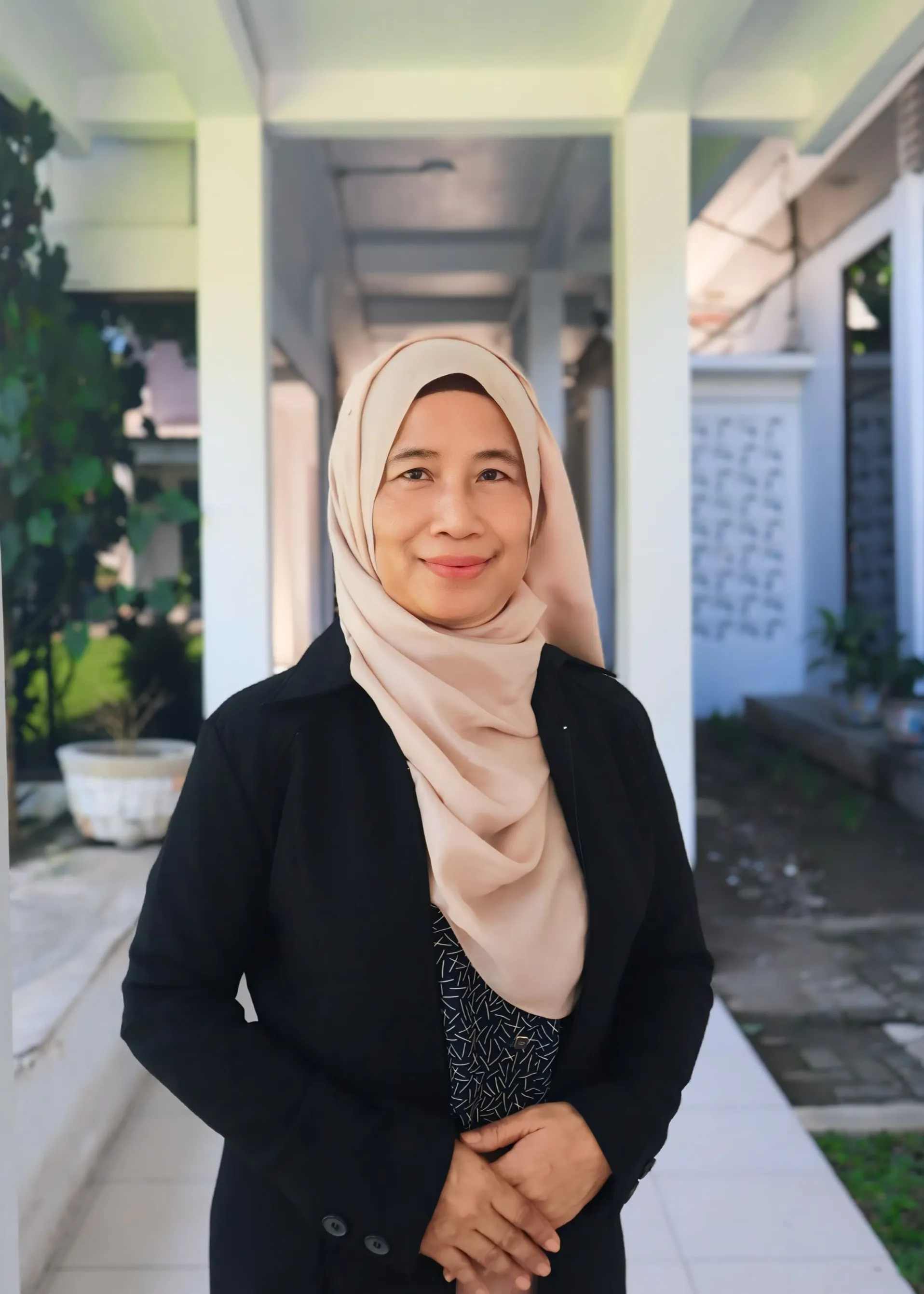 Dr. Tetty Yuliaty, SE., M.Si